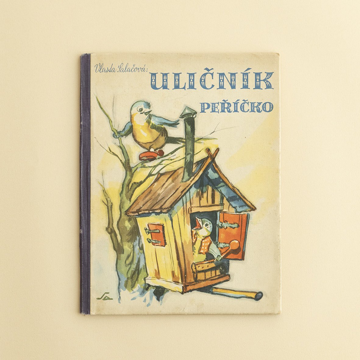 syslovbooks's tweet photo. 6/7(日)の #大江戸骨董市 に持っていきます！

『Uličník Peříčko』  ヴラスタ・サラチョヴァー　1945年

両親と６羽の子どもたちのシジュウカラ家族のお話
ほのぼの系かと思いきや、食べてはいけない実を食べてお腹を壊したり、みんなで巡査に実をぶつけたり
なかなか勢いのある小鳥たちです😅 https://t.co/7pEaasyCG2