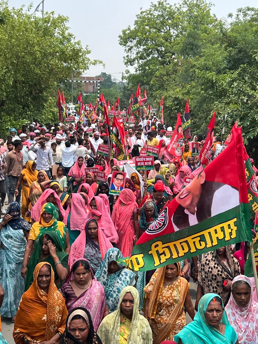 TodayLucknow's tweet photo. *ब्रेकिंग लंभुआ*
@yadavakhilesh
जनपद सुल्तानपुर के लम्भुआ में समाजवादी पार्टी द्वारा उपजिलाधिकारी कार्यालय पर कमर तोड़ महंगाई, बेरोजगारी, डीजल, पेट्रोल, रसोई गैस और बिजली के दामो में भारी पैमाने पर मूल्य वृद्धि तथा डीजल पेट्रोल और रसोई गैस की भारी किल्लत, अघोषित बिजली कटौती, किसानों को खाद बीज तथा डीजल न मिल पाना, नीट परीक्षा पेपर लीक, युवाओं के भविष्य के साथ खिलवाड़, ध्वस्त कानून व्यवस्था तथा भाजपा सरकार के जन विरोधी नीतियों के खिलाफ उपजिलाधिकारी कार्यालय पर पूर्व विधायक लम्भुआ संतोष पाण्डेय की अगुवाई में समाजवादी पार्टी के जिलाध्यक्ष रघुवीर यादव जी की अध्यक्षता में हज़ारो समाजवादी पार्टी के नेताओं एवं कार्यकर्ताओं के साथ महामहिम राजपाल महोदय के नाम सम्बोधित ज्ञापन देकर जन समस्याओं के निराकरण की मांग की।
    पूर्व विधायक लम्भुआ संतोष पाण्डेय ने कहा कि उत्तर प्रदेश में कानून व्यवस्था पूरी तरह से ध्वस्त हो चुकी है। डीजल पेट्रोल रसोई गैस और बिजली के दामों में बेतहाशा वृद्धि कर प्रदेश की जनता पर महंगाई का बोझ लाद दिया गया। पूरे प्रदेश में अराजकता का माहौल है। यह सरकार किसानों को खाद बीज और डीजल तक उपलब्ध नहीं कर पा रही है। हमारी मांग है कि डीजल पेट्रोल और रसोई गैस बिजली की मूल्य वृद्धि वापस लिया जाए और इसकी उपलब्धता सुनिश्चित की जाए, धान के  डालने का समय हो गया है। 
  विधानसभा अध्यक्ष सत्यपाल यादव जी ने सभी कार्यकारिणी के पदाधिकारियों का सफल आयोजन के लिए धन्यवाद दिया। उन्होंने कहा कि अब प्रदेश की जनता जाग़ चुकी है। 
पूर्व जिलाध्यक्ष पृथ्वीपाल यादव ने कहा इस सरकार का सफाया तय है। 2027 का चुनाव देश और संविधान को बचाने का चुनाव है। प्रदेश की जनता उत्तर प्रदेश में समाजवादी पार्टी की सरकार चाहती है और अखिलेश यादव को मुख्यमंत्री बनना चाहती है।

धरना प्रदर्शन में राममूर्ति चौरसिया कोषाध्यक्ष बाबा साहब वाहिनी, जीतेन्द्र मिश्रा , विधानसभा महासचिव अतेन्द्र जायसवाल, ब्लॉक अध्यक्ष लम्भुआ अखिलेश यादव, ब्लॉक अध्यक्ष कमैचा महेंद्र यादव, ब्लॉक अध्यक्ष भदैयां अली अहमद, विधानसभा उपाध्यक्ष पप्पू यादव, विधानसभा उपाध्यक्ष राजबली यादव, योगेश तिवारी (प्रदेश सचिव समाजवादी छात्र सभा),शुभम पाल (प्रदेश सचिव युवजन सभा), सुरेंद्र यादव , हरिकेश यादव, सलीम अहमद राष्ट्रीय सचिव लोहिया वाहिनी, इरफ़ान अहमद पिंटू जिला सचिव, कलीमुउद्दीन हासमी, पंकज यादव, परमहंस यादव, शिव मोहन यादव छोटू , सतीश यादव सोनू, पंचबहादुर यादव, संतराम यादव, पुत्तीलाल निषाद, नितिन यादव, मकदूम सरोज, जयविक्रांत, सुरजीत सिँह प्रधान, राजेश सिंह प्रधान, बग्गड सिंह, रिंकू सिंह, आदर्श सिंह, मातादीन शर्मा, प्रसून मालवीय प्रधान , रवि मिश्रा प्रधान , संजय मिश्र प्रधान , नरेंद्र मिश्रा प्रधान , संजय पाण्डेय, लक्ष्मण गिरि प्रधान , रामराज कोरी, मनीष तिवारी, राकेश पाल, शुभम पाल, संतोष पाल, लालू पाल, सुरेंद्र पाल प्रधान, कल्लू पाल, संजय पाल, राजदेव पाल, गौरीशंकर पाल, कमलेश निषाद, अयोध्या निषाद, शियाराम निषाद, शोभनाथ निषाद, राजकिशोर निषाद, लाला यादव, मुलायम यादव नगर अध्यक्ष, असलम मास्टर, सहाबुउद्दीन खान, आफताब, मौलाना अकबर खान, सुफियान, वाहिद खान , इसरार प्रधान, बब्बूले खान, अख्तर प्रधान, बसारत अली, चाँदबाबू ,प्रेम यादव जिलाध्यक्ष मजदूर सभा, संदीप यादव, रमाकांत चौराशिया, लवकुश चौराशिया, मनोज कसौधन, हरिशंकर अग्रहरि,मुसीर खान,यार मोहम्मद, दिनेश यादव प्रधान, अनिल यादव, धीरेन्द्र यादव, संदीप धुरिया, दिनेश निषाद, रमेश यादव, निशार अहमद, रमाकांत चौरसिया, आकाश यादव, अरुण गोस्वामी, सतेंद्र यादव, मुसीम, जैसराज यादव, लाल बहादुर यादव, राम सुधारे यादव, प्रमोद तिवारी, शेखर यादव, सचिन यादव,सबलू प्रधान, दानिश प्रधान,राम कलप यादव नेता, दीपक यादव, प्रदीप यादव, सत्यनारायण पाल, कल्लू यादव,मुकेश तिवारी,नीरज यादव, अच्छेलाल रघुनाथपुर, राज मिश्रा,आशीष मिश्रा, देवेंद्र यादब गुड्डू, वैभव मिश्रा,प्रदीप निषाद, अभिषेक यादव, सियाराम निषाद, गुड्डू दूबे, अमित पाण्डेय, रामजनक मिश्रा, अजय पाण्डेय सोनू, श्याम बिहारी तिवारी, राजेश दूबे,रजनीश सिंह, नीरज मिश्रा, गब्बू मिश्रा, सोनी शुक्ला, राम प्रधान, भांडोली राम, अब्बास जिला सचिव,अबू सहबाज हज़ारों समाजवादी कार्यकर्ता उपस्थित रहे।