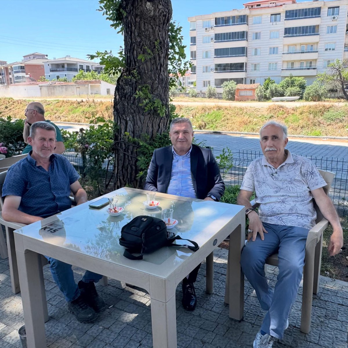 EsrefUslu's tweet photo. 📍Gömeç

Cumhurbaşkanımız Sayın Recep Tayyip Erdoğan’ın kıymetli kayınbiraderi Sayın Ali Gülbaran abimiz ile Gömeç ilçemizde bir araya gelerek hasbihal ettik.

Samimi sohbetleri ve yakın ilgileri için kendilerine teşekkür ediyor, sağlık ve afiyetler diliyorum. https://t.co/VYNlqS453r