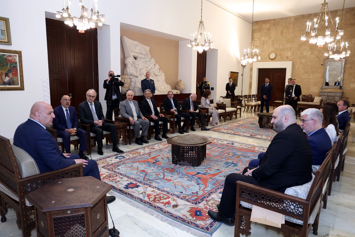 LBpresidency's tweet photo. الرئيس جوزاف عون كرّم الطبيبين ريمون صوايا وأمين أرناؤوط بعد منحهما وسام الاستحقاق الطبي تقديراً لعطاءاتهما الطبية والعلمية والصحية، مؤكداً أن الكفاءات اللبنانية تشكّل ثروة وطنية حقيقية ودائمة، وذلك خلال استقباله لهما، في حضور وزير الصحة العامة ركان ناصر الدين ورئيس الجامعة الأميركية فضلو خوري.