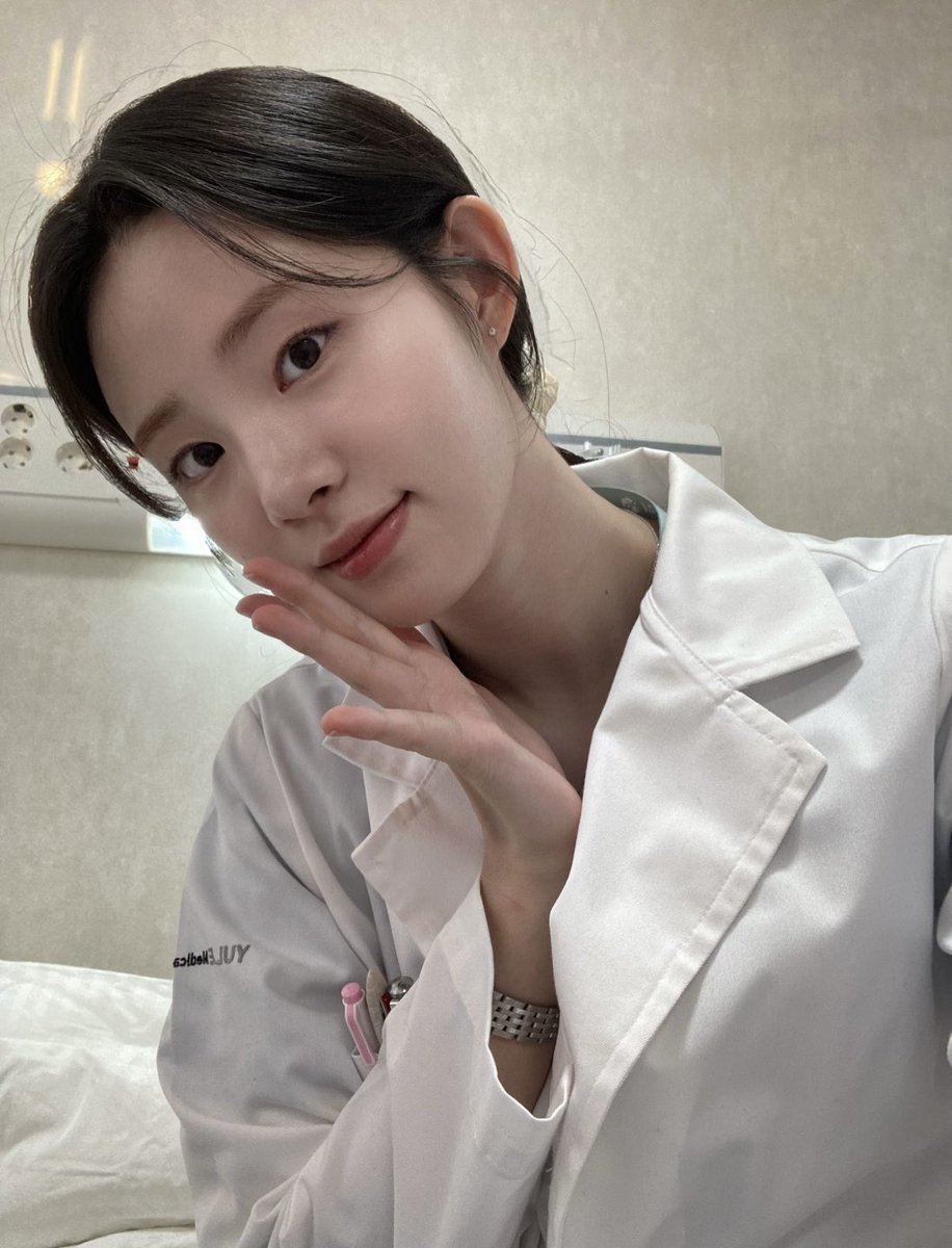 forshinsia's tweet photo. Our Sia sent two unreleased photos on open chat today 😆🌸

Pyo Namkyung selca and a photo from Sia’s birthday last month🤍 https://t.co/MO3v6Vek8z