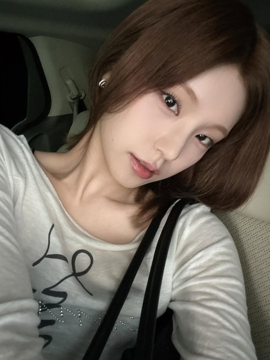 yejigallery's tweet photo. #YEJI with brown hair 
yezyizhere instagram update https://t.co/DbZozxFNvh