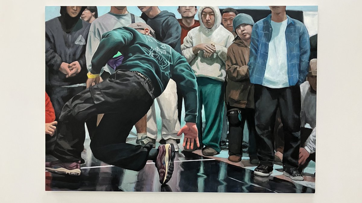 Watacker401's tweet photo. 久保田浩貴 個展 「Cultural Being」 @ ギャラリー58

ブレイクダンスの躍動感がとても出ててかっこいい。あとB-BOYの性としてファッションにも注目してしまうので、そちらでも楽しめました。 https://t.co/3sU6mnqApU