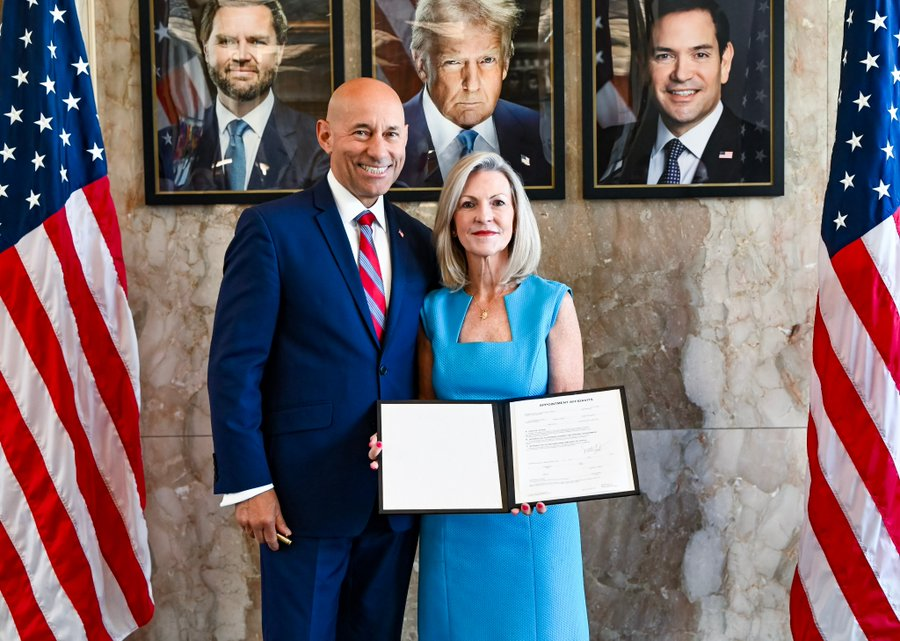 USAenFrancais's tweet photo. 🌍 Nous souhaitons la bienvenue au nouveau secrétaire d’État adjoint aux Affaires africaines @AsstSecStateAF, Frank Garcia. Sa solide expertise de l’Afrique contribuera à faire progresser les objectifs de diplomatie commerciale de l’administration Trump et à renforcer des partenariats mutuellement bénéfiques aux peuples américain et d’Afrique subsaharienne.