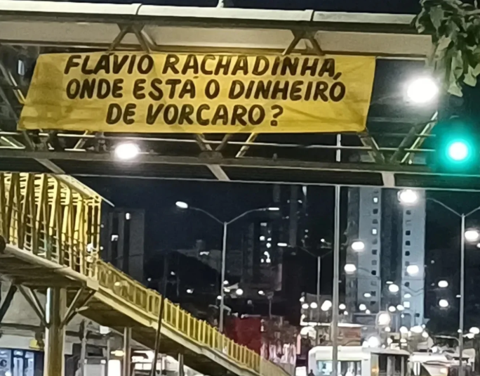 BlogdoNoblat's tweet photo. BH tem faixas em diferentes regiões da cidade em protesto ao Título de Cidadão Honorário que a Câmara Municipal pretende conceder ao senador Flávio Bolsonaro. https://t.co/m86YZeZl3q