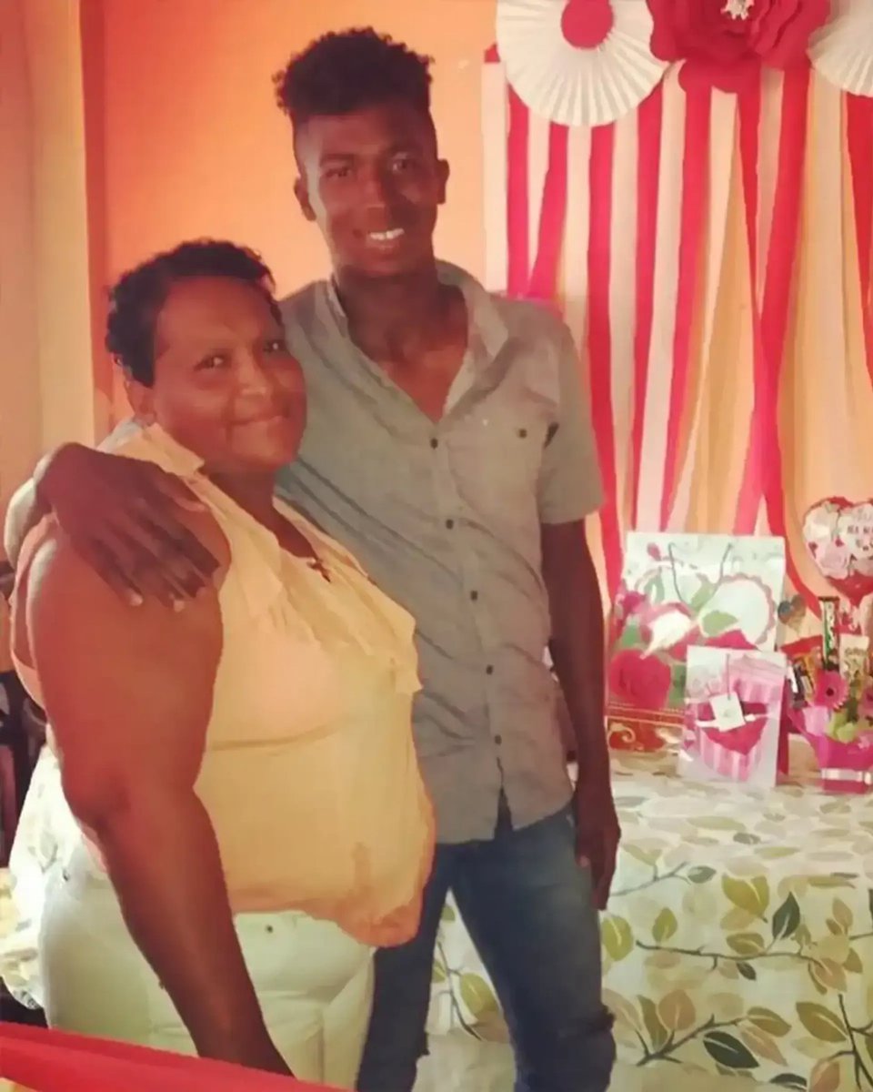 Footye_'s tweet photo. 🔴 ÉMOUVANT ! Né en Équateur, Willian Pacho a grandi loin des projecteurs, porté par le soutien indéfectible de sa mère, Glenda ! 🇪🇨🥹

➡️ Pendant qu’il poursuivait son rêve, elle luttait en silence contre un cancer. 😔

➡️ À 18 ans, le soir de son premier match avec Independiente del Valle, il apprend son décès à 51 ans. 💔🕊️

➡️ Depuis, il porte le numéro 5️⃣1️⃣ en hommage à sa mère.

➡️ Aujourd’hui, Pacho est devenu le premier Équatorien à remporter deux Ligues des champions. Submergé par l’émotion lors de son deuxième titre, il a fondu en larmes. 🏆🙏

➡️ Convoqué en 2022 sans jouer, il va disputer cet été la première Coupe du monde de sa carrière.

Selon Fabrizio Romano, le PSG veut prolonger Pacho, considéré comme intouchable et essentiel au projet parisien. ❤️💙