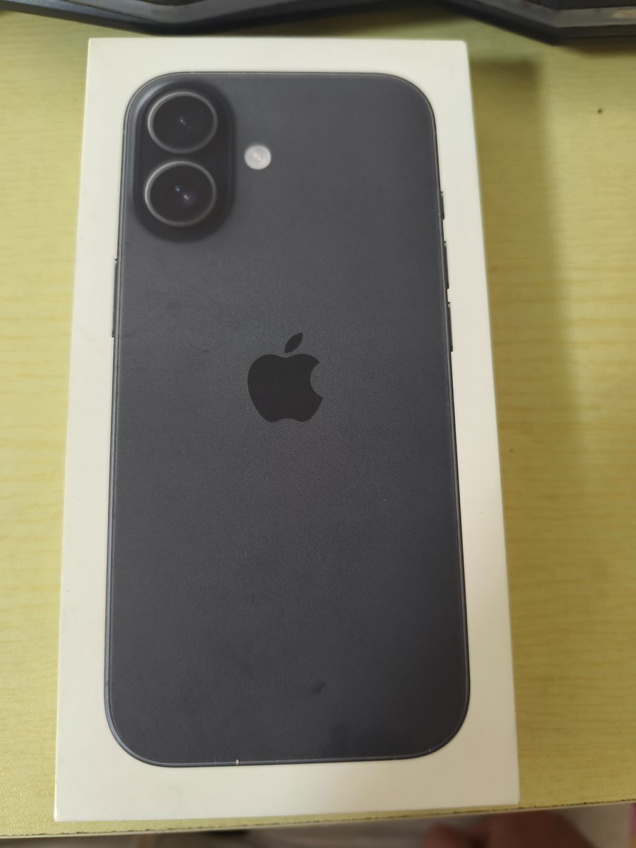 YangN73998's tweet photo. 给我妈买的苹果手机终于是到了，我刚试了一下好多都不太会操作，估计我妈也不会，但毕竟是我妈喜欢的牌子 https://t.co/5I9nGAikoY