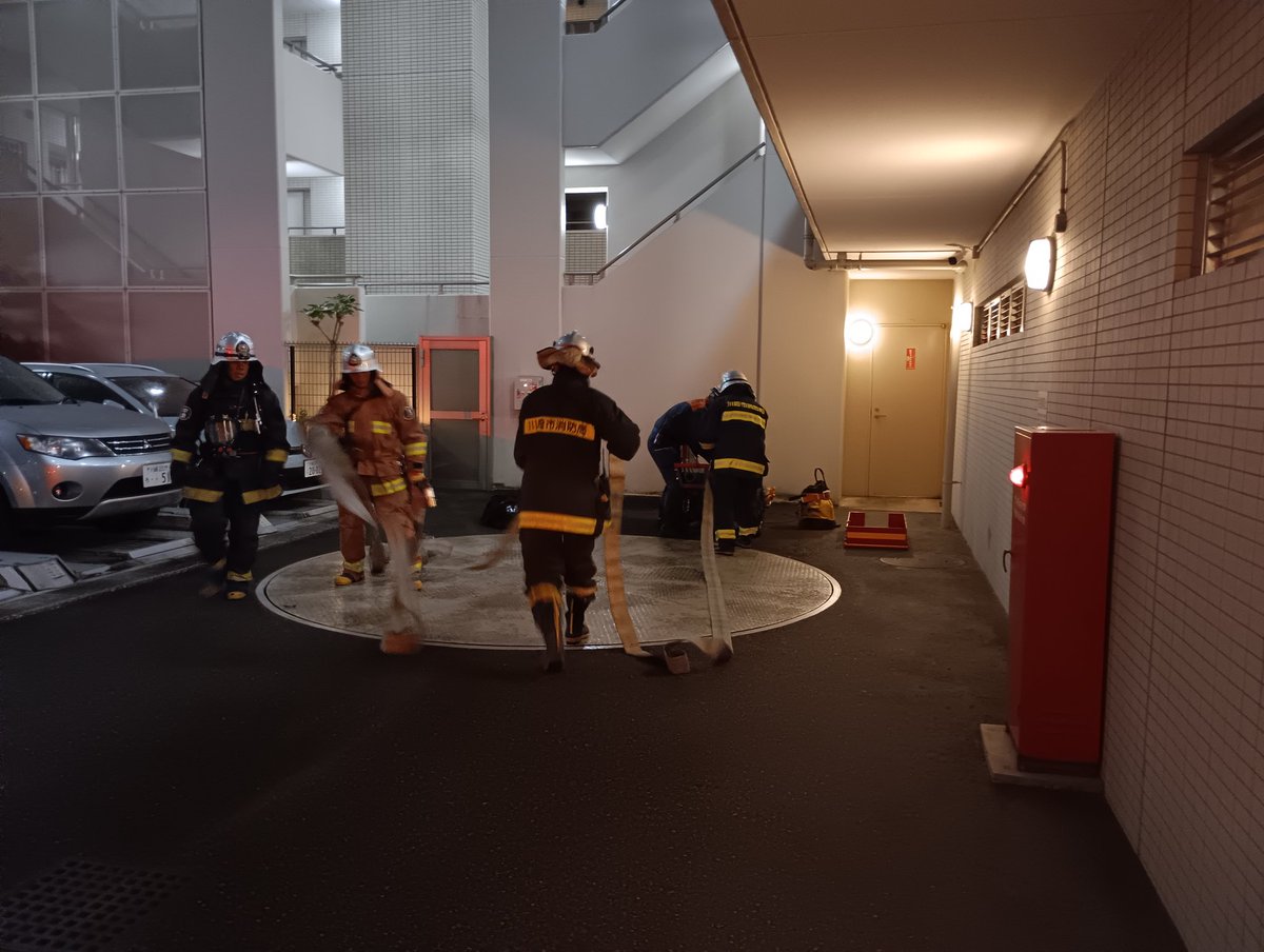 tad_74's tweet photo. 仕事から帰ってきたらウチのマンションが火事起こしてんだが😨
幸いなことに大事ではなく、我が家にも被害はなかったが、ビックリさせるなー！心臓に悪い https://t.co/0OW3F3b0TT
