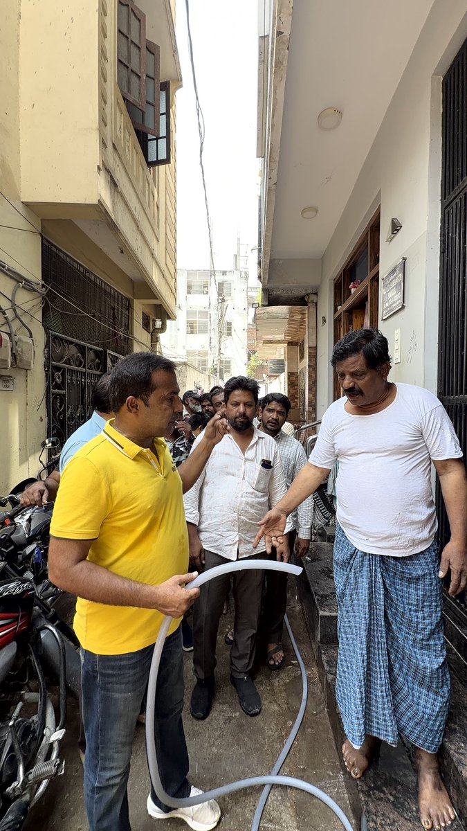 ZafarCorporator's tweet photo. On the Instructions of @aimim_national #President @asadowaisi sb & @Md_MajidHussain sb,
I along with Manager RamBabu attend the Complaint of low water pressure & water pollution & #Interacted with area people at Feelkhana instructed officials to resolve the issue permanently. https://t.co/0kKbF67WxM