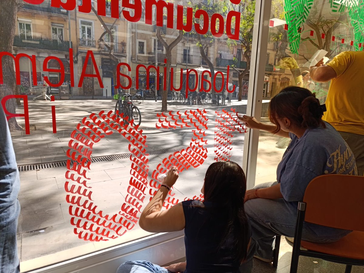 icdones's tweet photo. L’alumnat de 1r de batxillerat artístic de l'Institut Consell de Cent ha pintat les vidrieres del Centre de Documentació

🖌️S'han inspirant-se en la commemoració dels 50 anys de les Primeres Jornades Catalanes de la Dona i els 150 anys del naixement d’Àngela Graupera i Gil https://t.co/YqmIOmZIxp