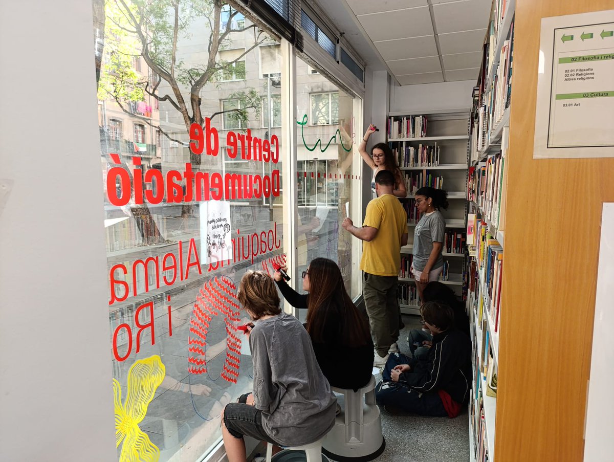 icdones's tweet photo. L’alumnat de 1r de batxillerat artístic de l'Institut Consell de Cent ha pintat les vidrieres del Centre de Documentació

🖌️S'han inspirant-se en la commemoració dels 50 anys de les Primeres Jornades Catalanes de la Dona i els 150 anys del naixement d’Àngela Graupera i Gil https://t.co/YqmIOmZIxp