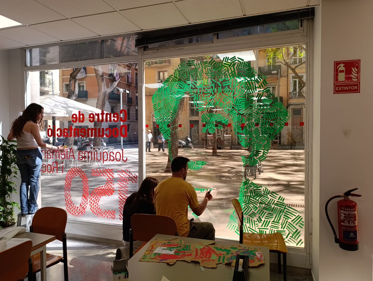 icdones's tweet photo. L’alumnat de 1r de batxillerat artístic de l'Institut Consell de Cent ha pintat les vidrieres del Centre de Documentació

🖌️S'han inspirant-se en la commemoració dels 50 anys de les Primeres Jornades Catalanes de la Dona i els 150 anys del naixement d’Àngela Graupera i Gil https://t.co/YqmIOmZIxp
