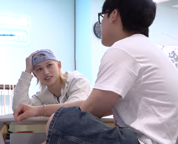 kkulbbokz's tweet photo. changbin could literally talk about anything and felix will still look at him with heart eyes and with a smile on his face https://t.co/Oe0aMWdXFO