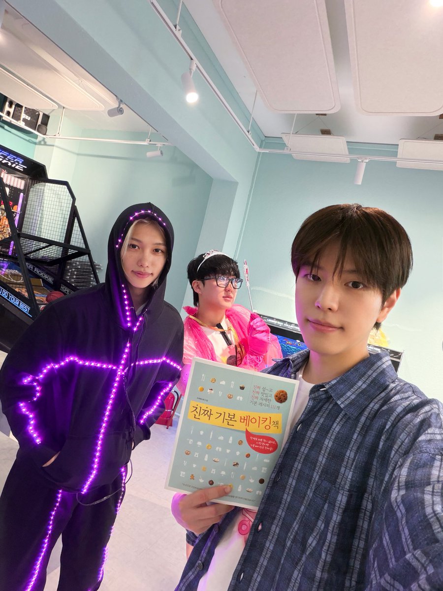 SEUNGM1NE's tweet photo. lmaoo baking book that was given to seungmin by yongbok is called “A Truly Basic Baking Book”😭 https://t.co/Vc8xCOo3un