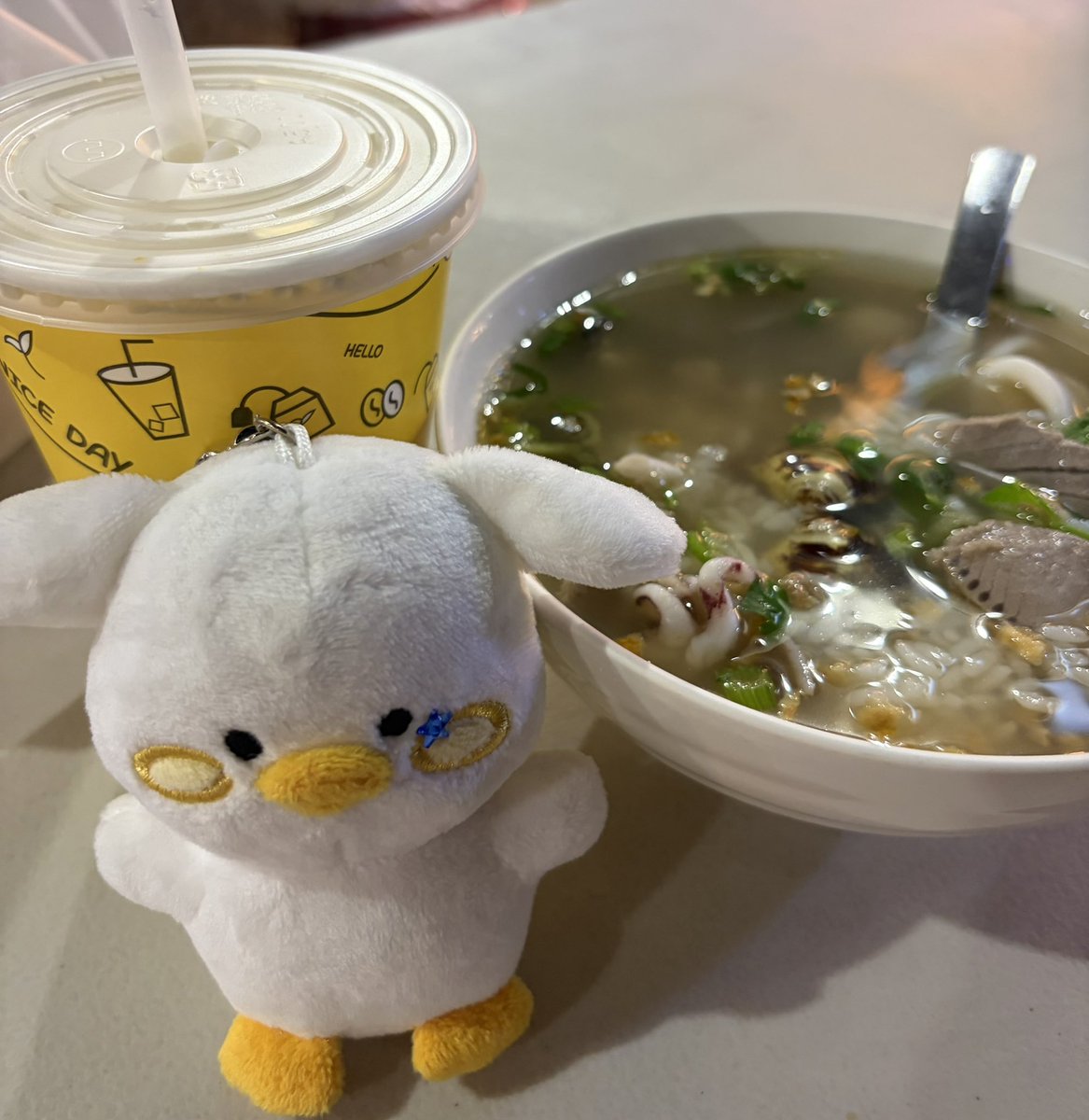 EUNE_ring's tweet photo. 오빠~ 오늘 하루는 어땠어?
난 미뭉이랑 대만 놀러왔어🐥💛

#쟌이모해 @jaehwany0406 https://t.co/oJrb4146Hg