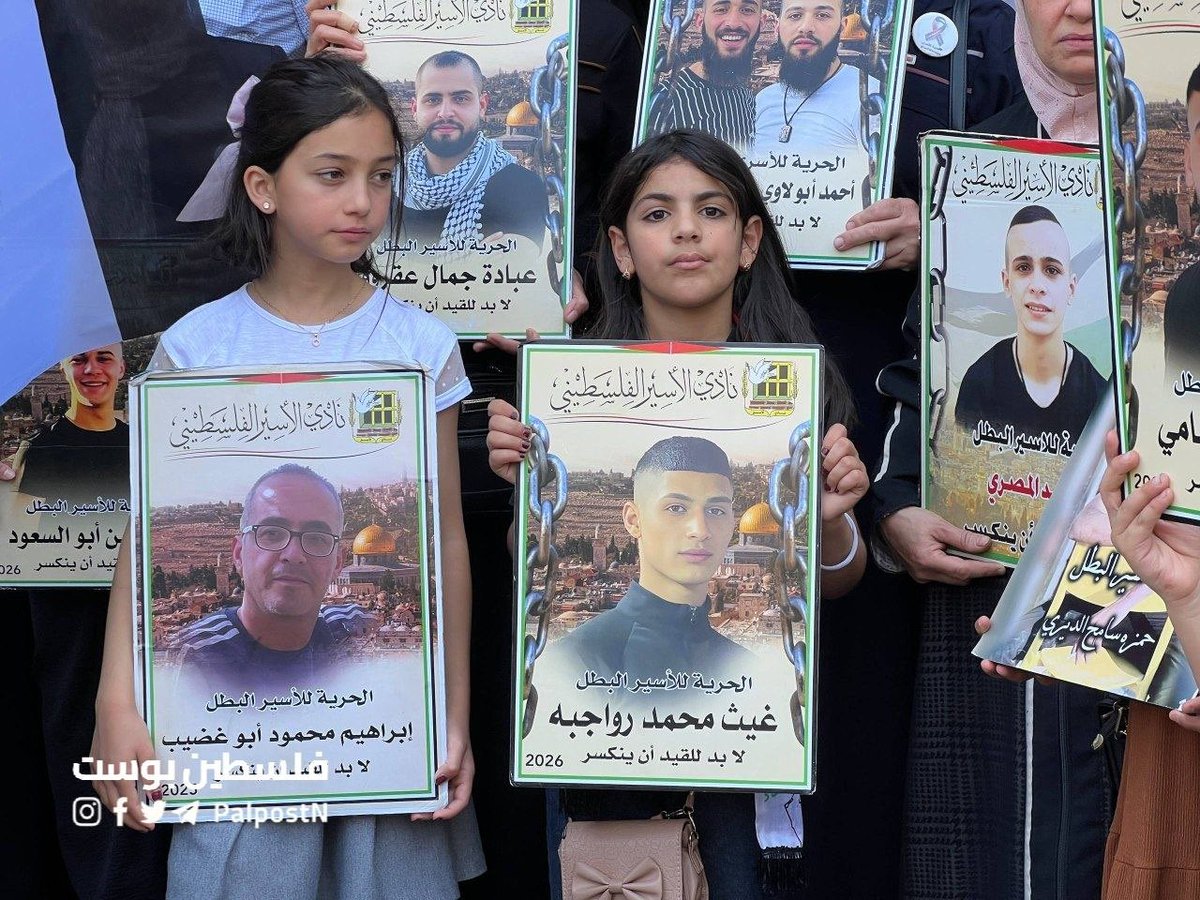 Aljarmaqnetnews's tweet photo. A protest was staged in Nablus in the occupied West Bank in solidarity with Palestinian detainees in Israeli jails. https://t.co/A8mDCst8lM