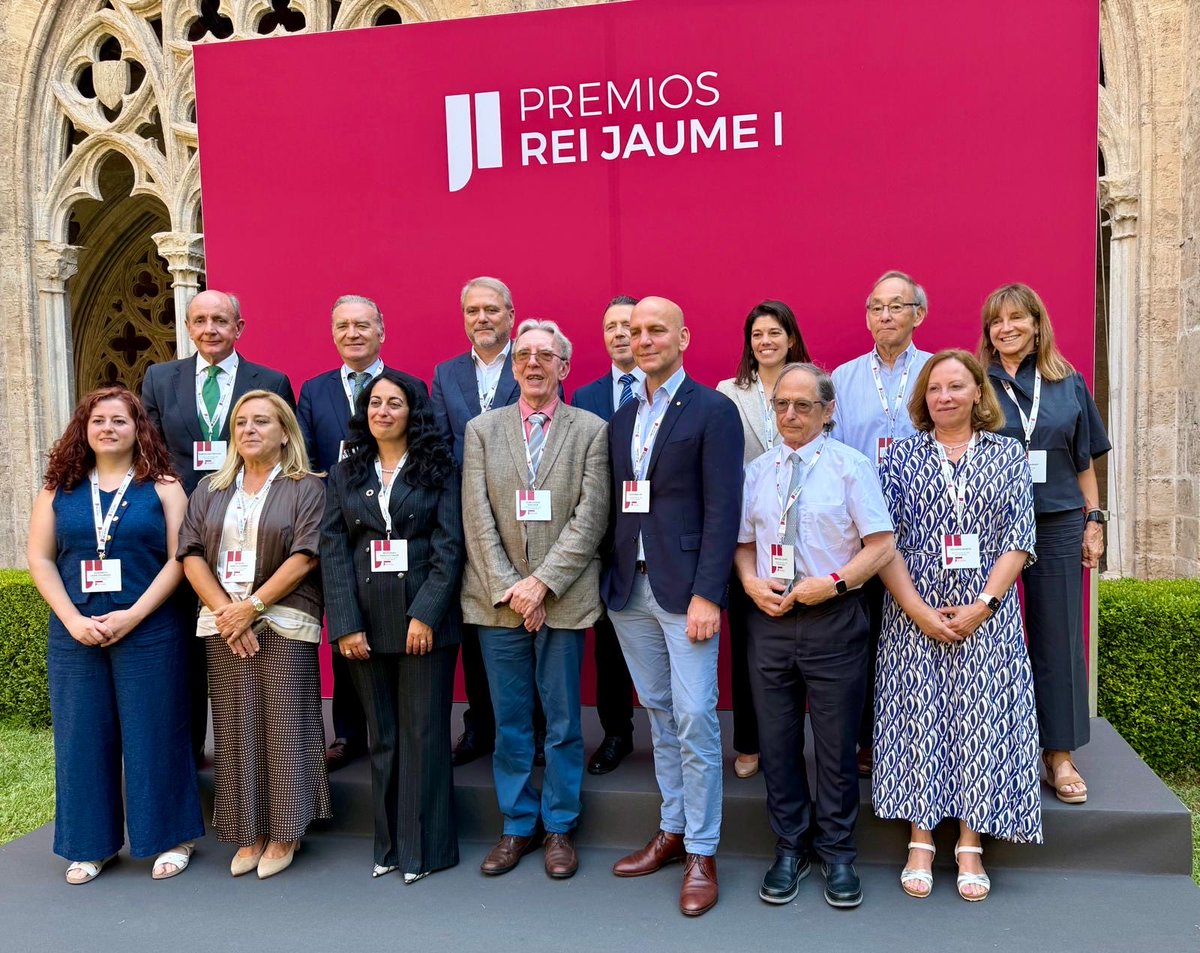 RectorUMH's tweet photo. He tenido el honor de ser jurado en la evaluación de las candidaturas de la categoría Medio Ambiente de la 39º edición de los @PremiosReiJaume 

Unos prestigiosos premios que destacan a 7 personas dedicadas a la promoción de la investigación y el emprendimiento en España. https://t.co/VmC76B60yc