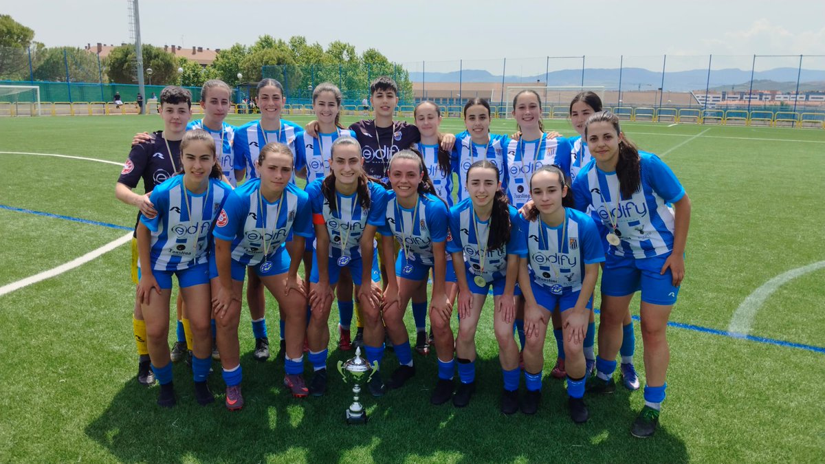 fedriojafutbol's tweet photo. 🏆 3ª Federación Copa @fedriojafutbol.

La @UDLogrones, campeona tras vencer el pasado domingo a la @SDOyonesa en la final.

🏆🥇 Entrega de trofeos: presidenta del Comité de Fútbol Femenino FRF, Itziar Díaz; seleccionadoras Sub12👧, Lucía Hernaiz, y Sub14👧, Beatriz Jiménez. https://t.co/iNKQZg1VED