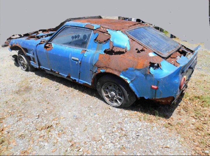 TurboV30's tweet photo. 先日ヤフオクに出品されてた部品取り３０Ｚに見覚えが………

２by２ベースにスムージングしたリアウインドウ、パテ埋めした３分割＆テール周りにタイタン＆キャリーテール移植、２連ダクト等々一致！

同一個体。３７年放置かな？？ https://t.co/wOmbofgDzf