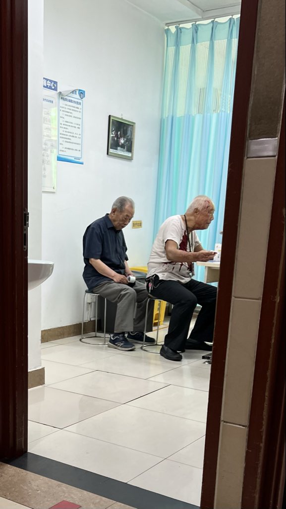 haley_chai's tweet photo. 年老了以后，万一碰上个意外，得有个老哥们陪着挂急诊啊，有孩子也不一定在身边。 https://t.co/3TnrJieI7w