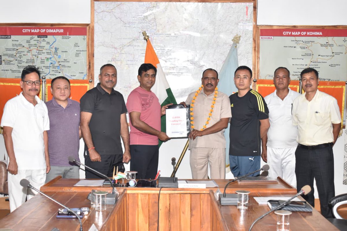 173Bn's tweet photo. A warm farewell was accorded to Sub insp/ GD Bhinwa Ram on his superannuation by Commandant and all ranks of 173 BN CRPF .
He dedicated 39 years of outstanding service in all parts of the country. https://t.co/kKYi1i4Nse