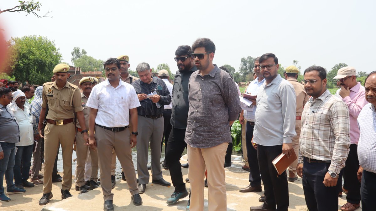 dpro_hardoi's tweet photo. विश्व पर्यावरण दिवस'2026 के अंतर्गत स्वच्छ गांव "सुरक्षित जलवायु" तहत आज जनपद हरदोई के विकास खंड बिलग्राम की ग्राम पंचायत में कछुआ तालाब की साफ सफाई हेतु जिलाधिकारी महोदय के साथ निरीक्षण किया गया।  #SGSJ #WED2026 #MissionLife #SBMG #MoPR 
@CdoHardoi @dmhardoi @uppanchayatiraj https://t.co/tP3Gjl5V1k