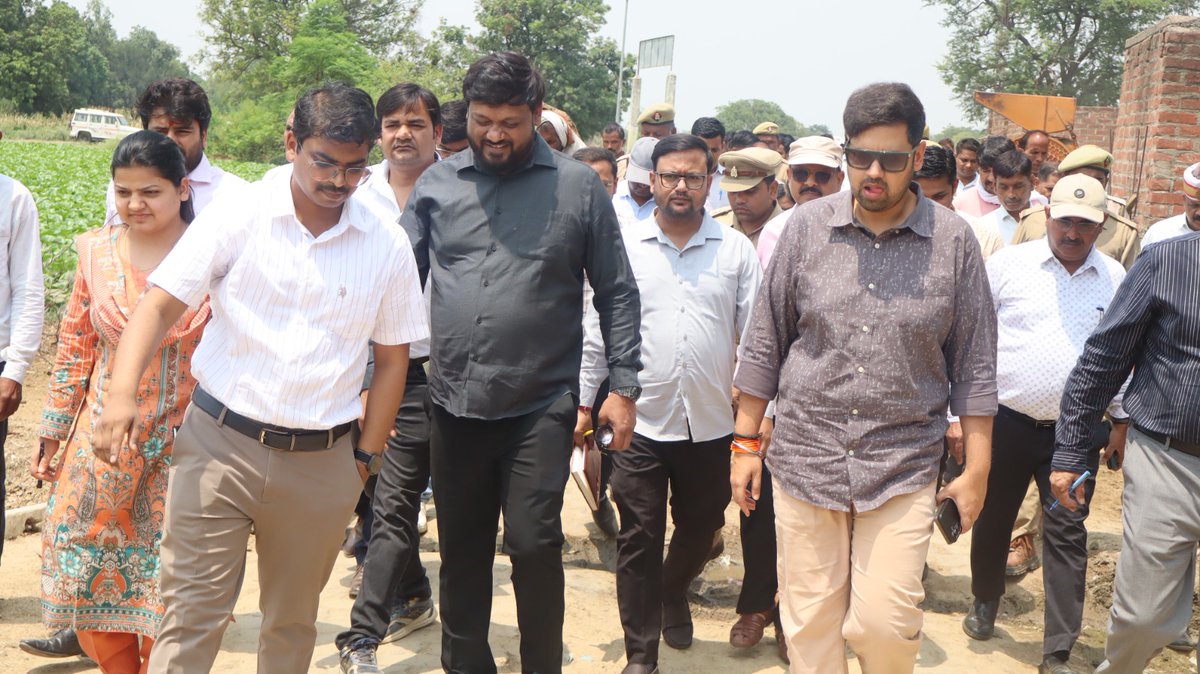 dpro_hardoi's tweet photo. विश्व पर्यावरण दिवस'2026 के अंतर्गत स्वच्छ गांव "सुरक्षित जलवायु" तहत आज जनपद हरदोई के विकास खंड बिलग्राम की ग्राम पंचायत में कछुआ तालाब की साफ सफाई हेतु जिलाधिकारी महोदय के साथ निरीक्षण किया गया।  #SGSJ #WED2026 #MissionLife #SBMG #MoPR 
@CdoHardoi @dmhardoi @uppanchayatiraj https://t.co/tP3Gjl5V1k