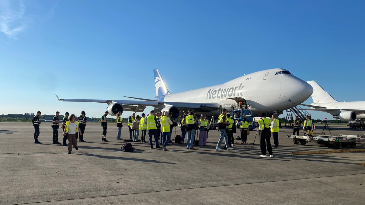 Network_Airline's tweet photo. Network delivers urgent Ebola relief to the #DRC 🇨🇩⛑️

NAM recently transported 100+ tonnes of vital aid to combat the #Ebola outbreak in DR Congo. 🌍✈️

Utilising a NAM B747F to ensure this aid reached the front lines without delay. 💉💙

#NetworkAviationGroup

📸 #EU Commission https://t.co/eECQWr7BmL