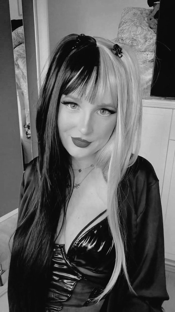 MiezeMina95's tweet photo. Es gibt Einschätzungen, die man nicht vergisst. Manche Sklaven sehnen sich genau danach. Ich sage dir, wie ich es sehe. Diskret. Ehrlich. Unverblümt. 😈 🍆🤯 Bist du mutig genug dafür? #Hingabe #Kontrolle https://t.co/VXkzOvmdvt