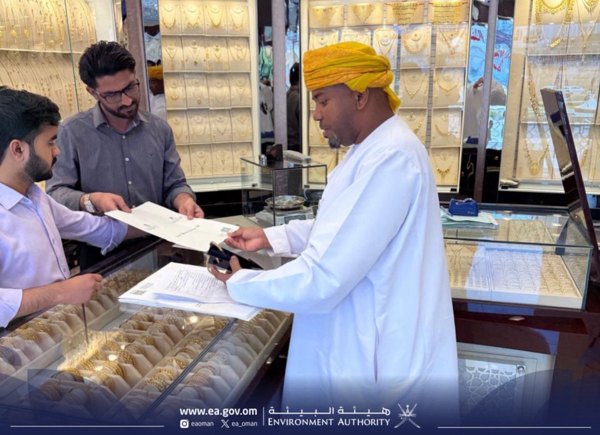 ea_oman's tweet photo. #هيئة_البيئة تنفّذ حملات توعوية للأنشطة التجارية للتعريف بالمرحلة القادمة من قرار حظر استخدام أكياس التسوق البلاستيكية، والتي تدخل حيز التطبيق اعتبارًا من 1 يوليو 2026، إلى جانب توزيع أكياس صديقة للبيئة تشجيعًا على استخدام وتبنّي البدائل المستدامة والحد من التلوث البلاستيكي. https://t.co/GIaQOy0lGm