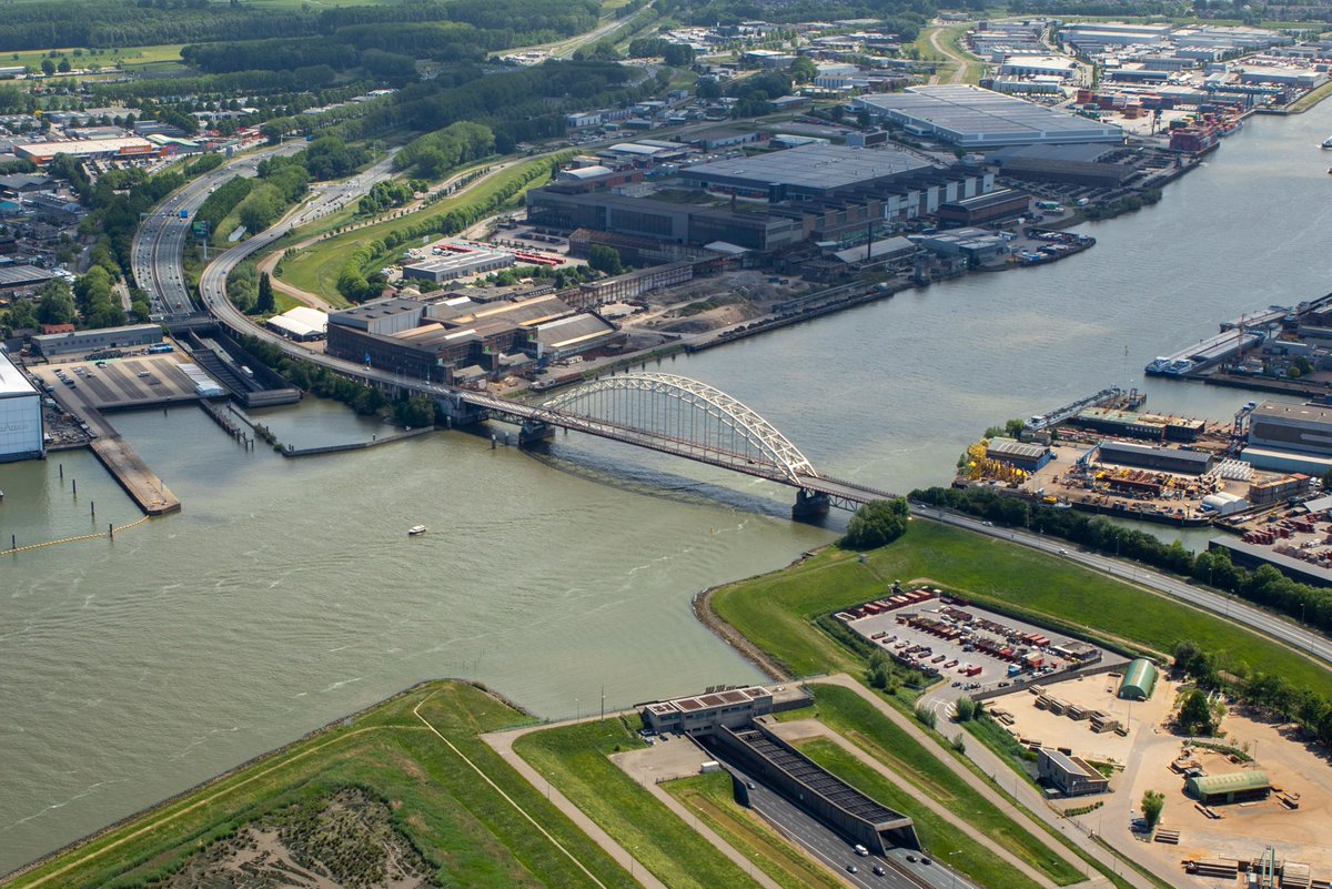 RWS_WNZ's tweet photo. De Brug over de Noord (N915) is van vrij avond 12 juni 22.00 u tot zon avond 14 juni 20.00 u dicht voor verkeer. We werken aan de verlichting op de brug. Omleiding via naastgelegen Noordtunnel (A15). (Brom)fietsers en voetgangers kunnen wel over de brug👉  https://t.co/2ECZpXHZpB https://t.co/YxJj1stv4q