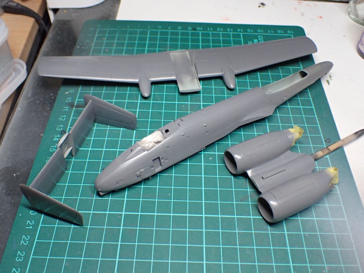 gorimodeler's tweet photo. モールド工作が一段落したところでグレーを吹き直し、主要パーツを接着、形になりました🎵
主翼と胴体の合わせ目に段差があるので削っておきました。
ここには、下方に伸びる整流板?のパーツが付きます。
#軍団26カミナリ祭
#A10A
#72lab https://t.co/GVx7ltLJcS