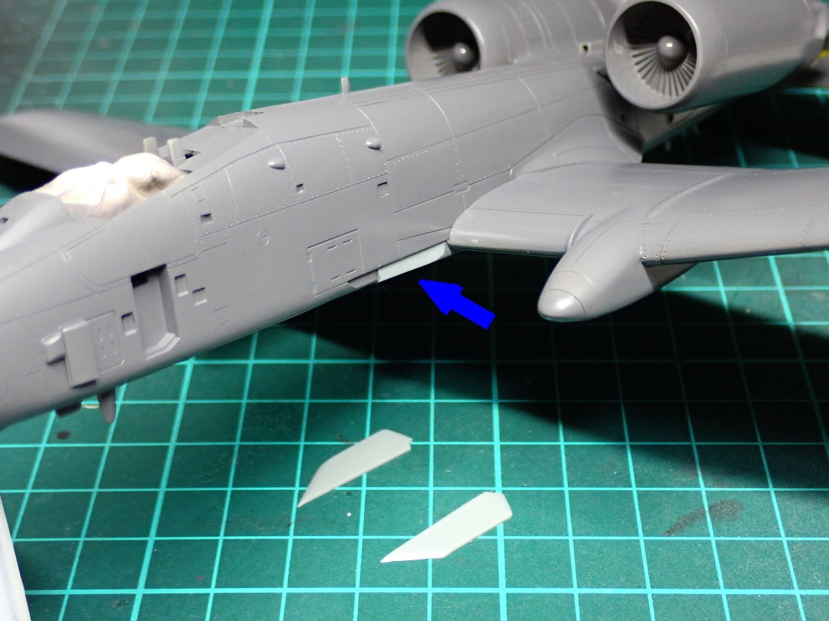 gorimodeler's tweet photo. モールド工作が一段落したところでグレーを吹き直し、主要パーツを接着、形になりました🎵
主翼と胴体の合わせ目に段差があるので削っておきました。
ここには、下方に伸びる整流板?のパーツが付きます。
#軍団26カミナリ祭
#A10A
#72lab https://t.co/GVx7ltLJcS