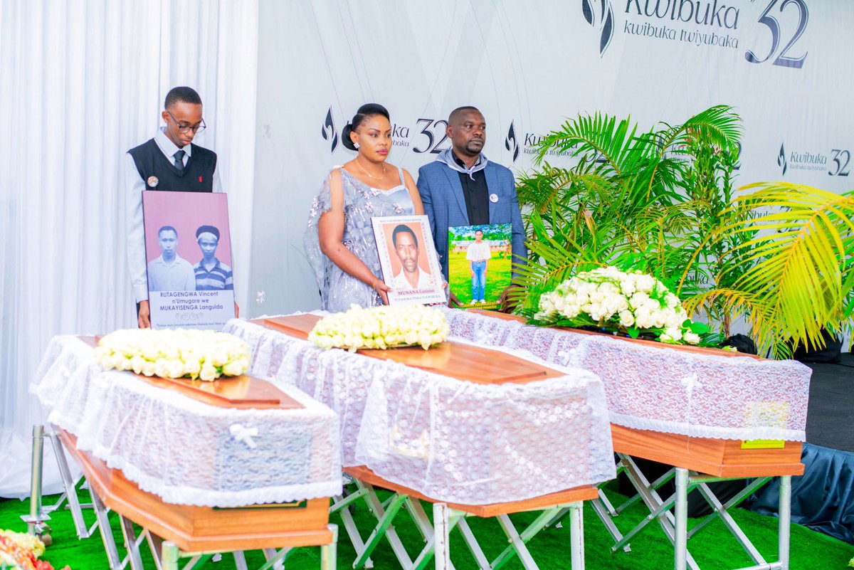 Muhangadis's tweet photo. 1/2
#BiriKuba Ku Rwibutso rwa Jenoside rwa #Kabgayi, hari kubera igikorwa cyo kwibuka ku nshuro ya 32 Jenoside yakorewe Abatutsi mu 1994.

Muri iki gikorwa kandi, harashyingurwa mu cyubahiro imibiri 8. @Unity_MemoryRw @RwandaLocalGov https://t.co/op7s1jnlrr