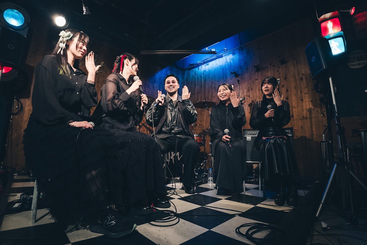 ritaro_f's tweet photo. 4月のライブ写真あげてなかったかも！
これは一夫多妻のあれ
やりたい曲がやれてにこにこ満足そうなわたし https://t.co/sXaCl1mlNC