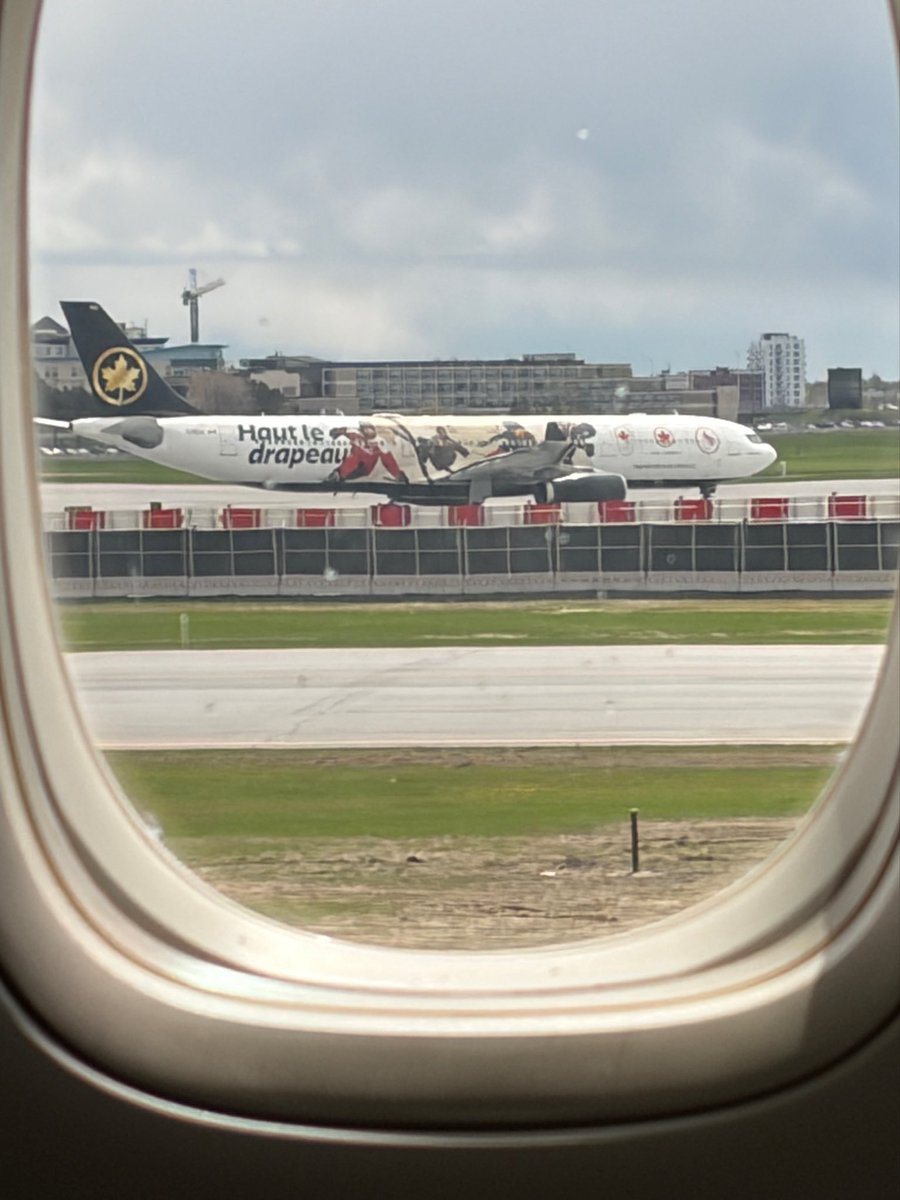 AMBUSH_11's tweet photo. アメリケ旅での初見旅客機シリーズ
ロストバゲージで虚無だったとこにレトロが撮れますよ🥴とバディの励まし😂最後のはオマケのスペマ？ https://t.co/ro8awAq6ls