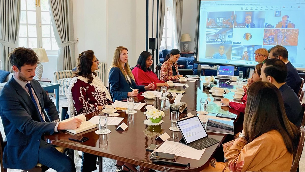 JaneMarriottUK's tweet photo. Great to meet with senior business leaders in Karachi for a candid discussion. Their insights are shaping priorities for the next Ministerial UK-Pakistan Trade Dialogue. We want to ensure this platform delivers meaningful, practical outcomes for businesses on both sides. https://t.co/R7GhtXNGeg