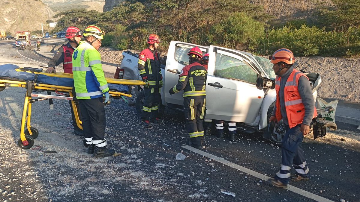 radio_pichincha's tweet photo. 🛑#Atención | Una persona falleció en un siniestro de tránsito registrado en la Panamericana Norte, sector El Balcón de Guayllabamba. En el choque están involucrados tres vehículos livianos y una volqueta. Equipo de @BomberosQuito brindan atención prehospitalaria a una persona afectada. La vía permanece cerrada en sentido Guayllabamba - Quito.
#LaRadioDeLasNoticias