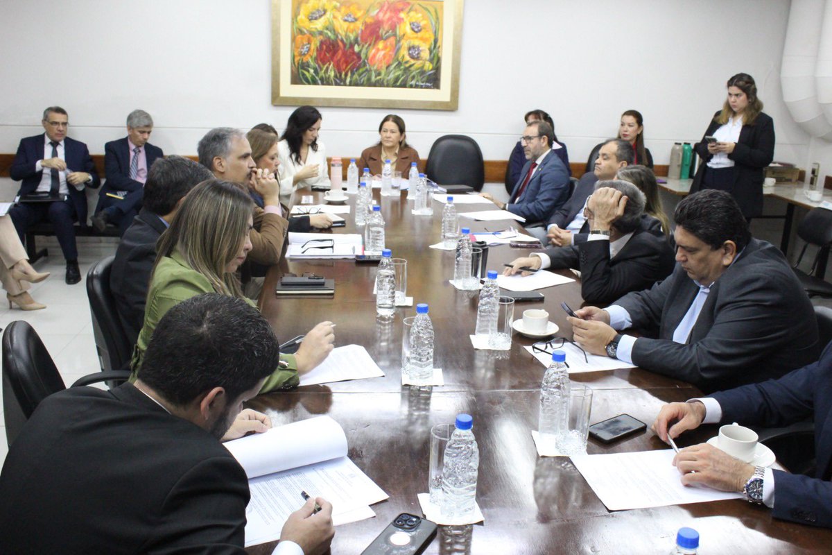 cerini_py's tweet photo. Analizamos mecanismos para garantizar la continuidad de obras estratégicas para el país, junto a la Ministra del @mopcparaguay , @clacent y la viceministra de @MEF_Paraguay Andrea Picasso 🇵🇾 https://t.co/sDsb7vB0xU