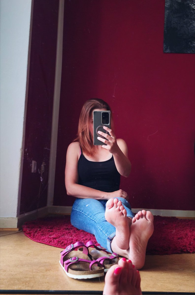 FemdomJozi's tweet photo. 🤭🦶🔥

#feetfetısh #feet #gym #dirty #hotgirl https://t.co/ujGVQPLTPy