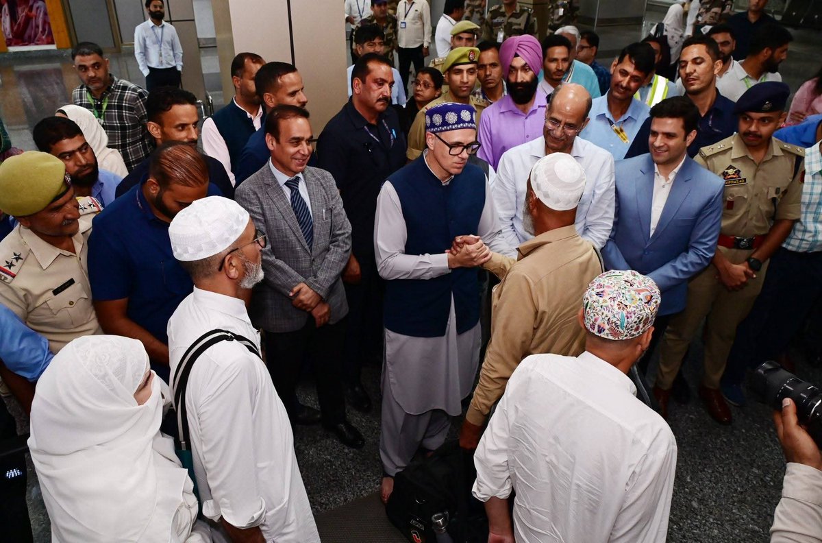 JKNC_'s tweet photo. Hon’ble Chief Minister @OmarAbdullah today received the first batch of Hujjaaj returning from the holy pilgrimage of Haj at Srinagar Airport. 

He warmly welcomed the pilgrims and congratulated them on the successful completion of this sacred journey.

His Advisor @nasirsogami was also present on the occasion.