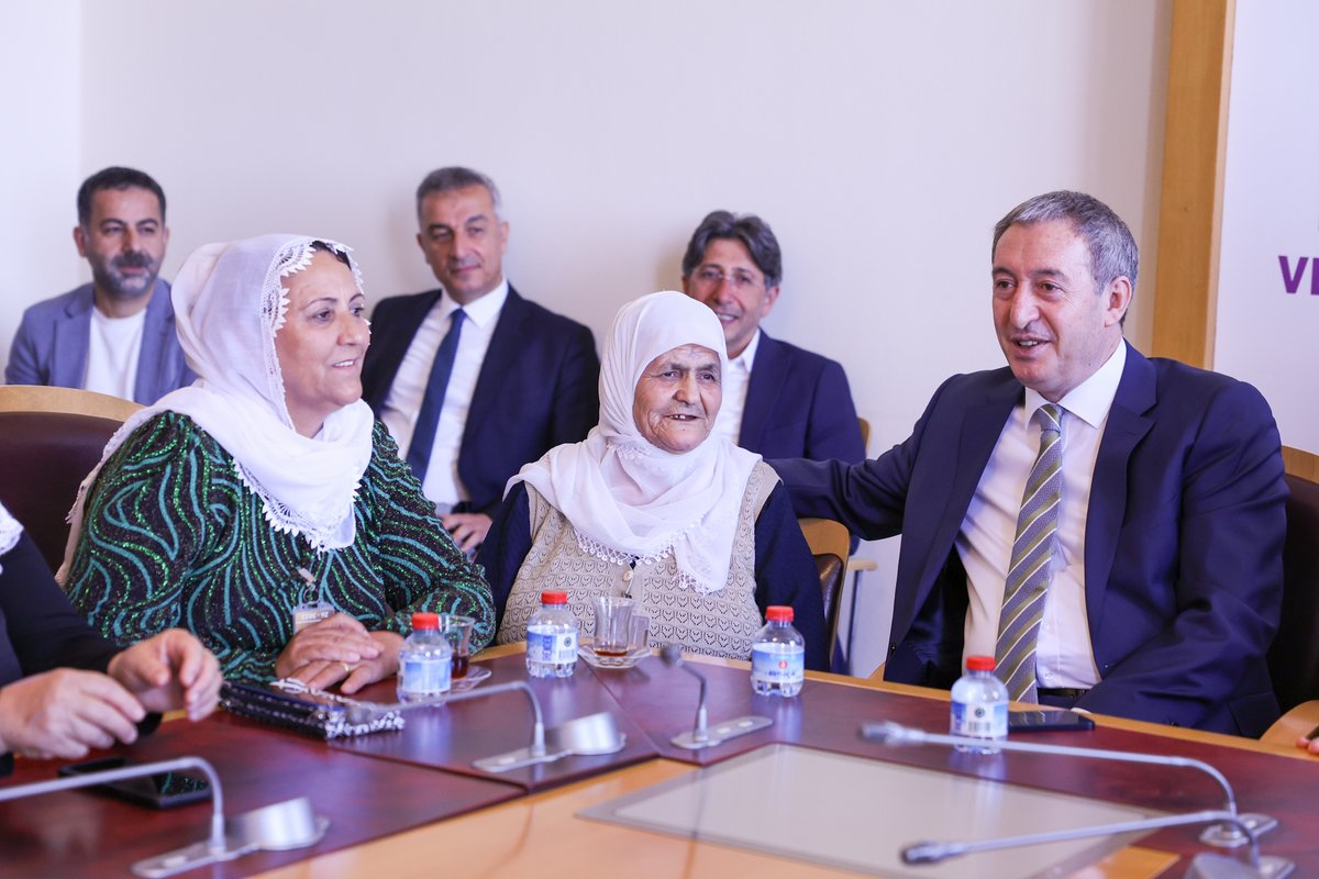 DEMGenelMerkezi's tweet photo. Eş Genel Başkanımız Tuncer Bakırhan ve Grup Başkanvekillerimiz Adana İl Örgütümüzün yönetici, üyeleri ve Barış Anneleri ile Meclis Grubumuzda bir araya geldi. 

Partililerimizin Barış ve Demokratik Toplum Sürecine ilişkin sorularını yanıtlayan Bakırhan, güncel gelişmelere ilişkin değerlendirmelerde bulundu.