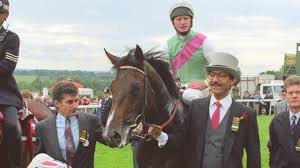 MikeWass2's tweet photo. OTD 1993 Henry Cecil-trained Commander in Chief (Mick Kinane) won the Derby by 3.5 lengths from Blue Judge (Bruce Raymond) with Blues Traveller (Darryll Holland) a further 2.5 lengths in 3rd. The Chief's stablemate Tenby (Pat Eddery) 4/5 fav, finished 10th. 🏇🏆 #RacingMemories https://t.co/6jiCvdBE2x