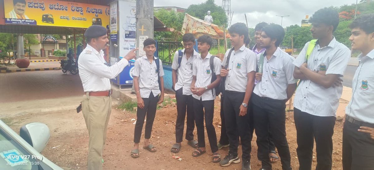 trafficeastmgc's tweet photo. ಮಂಗಳೂರು ಸಂಚಾರ ಪೂರ್ವ ಪೊಲೀಸ್ ಠಾಣಾ ಎ ಎಸ್ ಐ ಯಾದವ್  ರವರು ಪದವು ಜಂಕ್ಷನ್ ಕಾಲೇಜು ವಿದ್ಯಾರ್ಥಿಗಳಿಗೆ ರಸ್ತೆ ಸುರಕ್ಷತೆ ಬಗ್ಗೆ ಹಾಗೂ ರಸ್ತೆ ಅಪಘಾತದಲ್ಲಿ ಆಸ್ಪತ್ರೆಯಲ್ಲಿ ದಾಖಲಾಗಿ ಸರ್ಜರಿಗೆ ಒಳಪಟ್ಟಲ್ಲಿ  ಕೇಂದ್ರ ಸರ್ಕಾರದ ಪ್ರಧಾನ ಮಂತ್ರಿ ರಹತ್ ವಿಮಾ ಯೋಜನೆ ಲಭ್ಯವಿರುದಾಗಿ ಮಾಹಿತಿ ನೀಡಿ ಜಾಗೃತಿ ಮೂಡಿಸಲಾಯಿತು.@acptrafficmgc https://t.co/gXoiMqfVnh