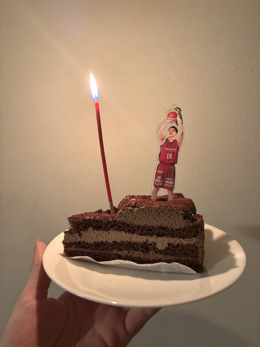 ___38_s's tweet photo. KAZUYAが32歳のbirthdayを使えたということで、現状維持な拗らせGirlのアクスタ直刺しケーキでお祝いさせて下さい。
素敵な1年になりますように^_−☆

 #ケーキは美味しくいただきました
 #KAZUYAﾊﾋﾟﾊﾞ https://t.co/iJFel2jXMz