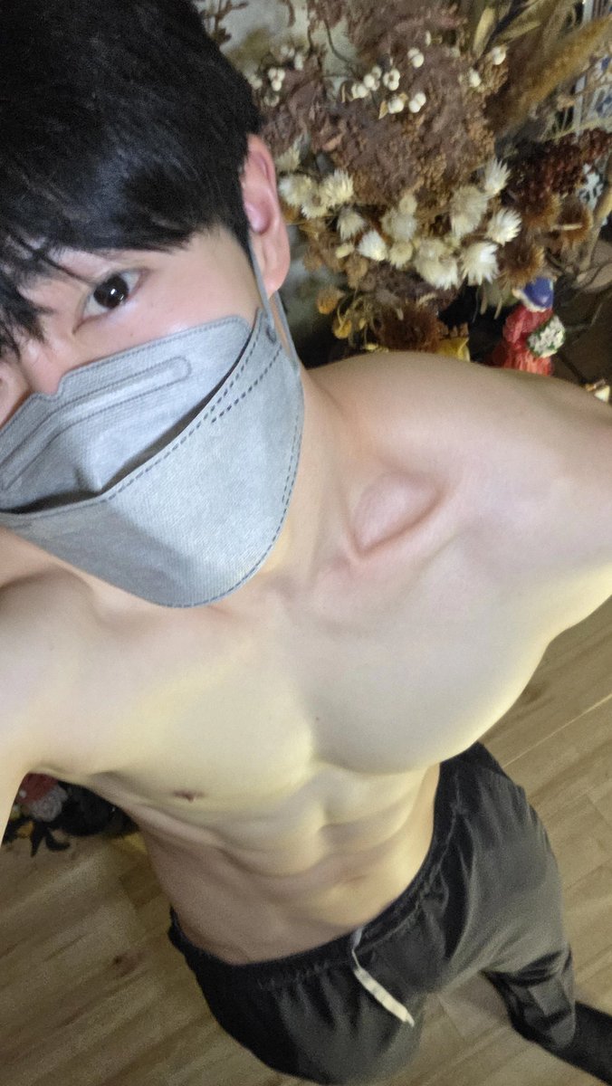 yuuki__kinchiku's tweet photo. 台風による低気圧のせいか今日は眠すぎる…😪 https://t.co/7sooKJa8zH