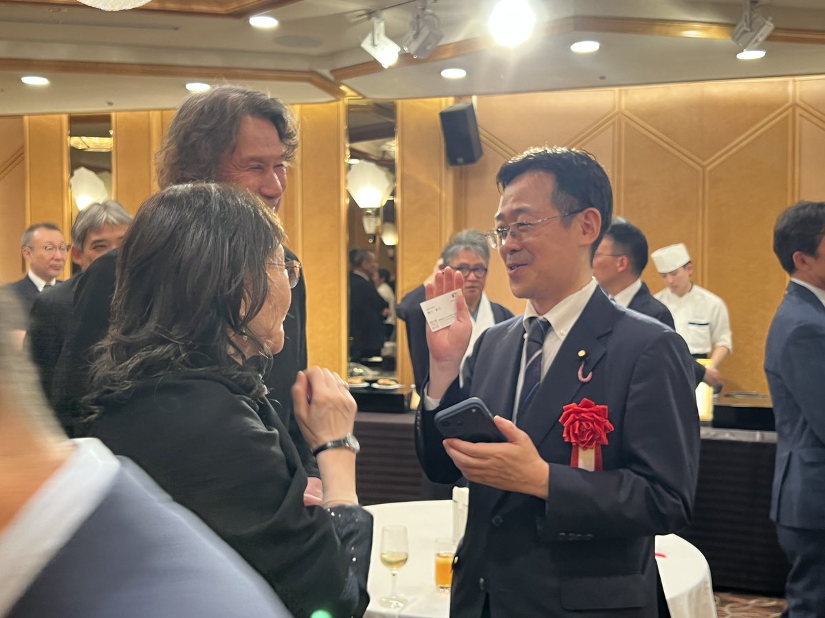 KenAkamatsu's tweet photo. 更に本日も凄くて、17時半から「一般社団法人デジタルメディア協会」の懇親会に出席。コンテンツ関連の企業が集まるイベントで、5名ほどの国会議員も参加。
何とそこにコーエーの社長であるシブサワ・コウさんが！私の憧れの人です。思わず私のPC-8001で走らせた初代「信長の野望(1983)」の写真を見せたら大盛り上がり！
この世で最初の「信長の野望」は、当時シブサワ・コウさんがフルBASICでプログラムしたコレなのですよ。最初にランダムで能力値を決める辺り、憶えてる人いるかな。「基本は、この初代から変わってないですよ」とのこと。いや～、素晴らしい。