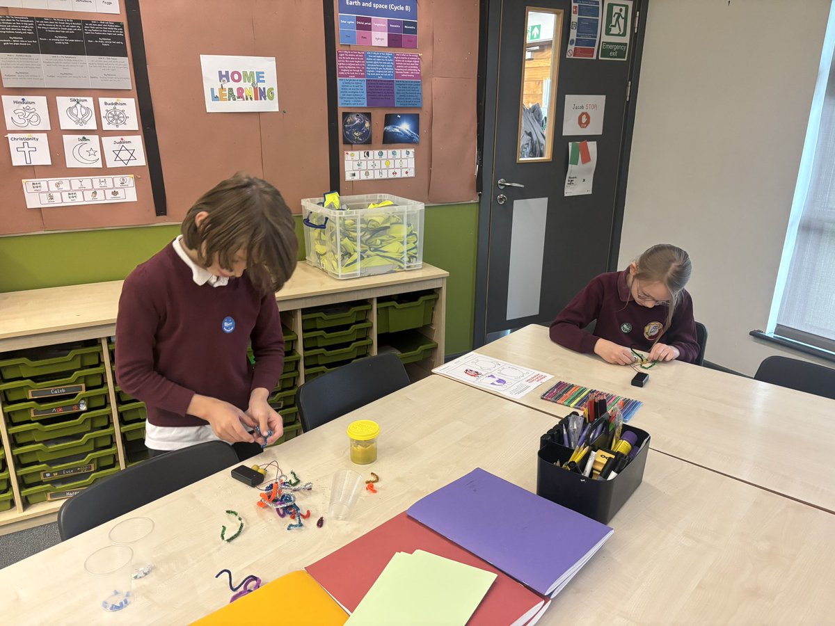 Amaze_Lab's tweet photo. Darton Primary School - electricity workshop across year 4. 
The scientists became problem solvers making their own light up monsters, created a human circuit to understand how electricity flows round a circuit and applied this knowledge to create light up cards. https://t.co/h3abw3OorT
