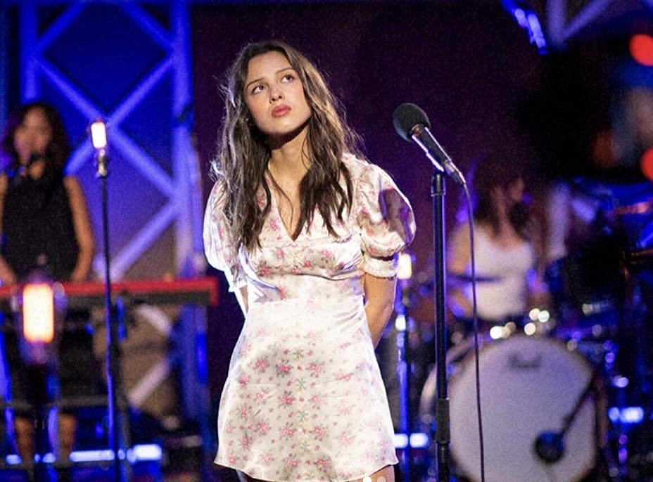 RodrigoPopBase's tweet photo. Olivia Rodrigo stuns for BBC Live Lounge. https://t.co/JpvoHnMK6T