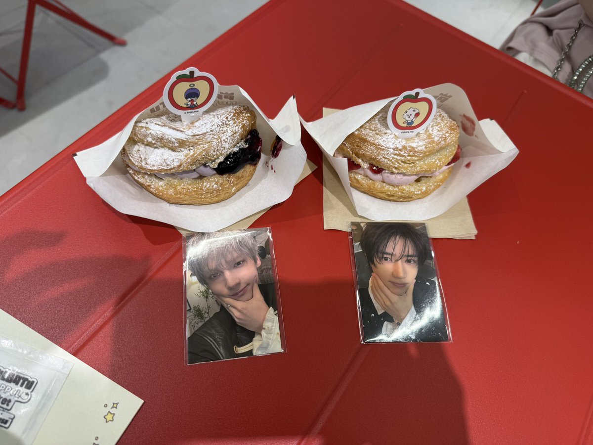 penguinnootaku's tweet photo. @NOA20190304 可愛いよねええええ！！！🩷入った瞬間からあっぷるばとぅちゃんたちがお出迎えで癒された🥹🍎
このアップルパイもうまうまだった！！(手の影写っててわろた) https://t.co/fqouoAG4O9